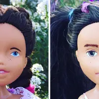 Mencoba alami, seniman ini membuat wajah Barbie tampak sederhana kayak wajah manusia. (Via: boredpanda.com)