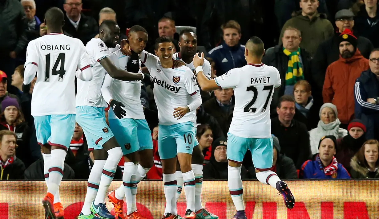 Pertandingan belum genap berjalan dua menit, pemain West Ham United, Diafra Sakho, mencetak gol ke gawang MU pada laga pekan ke-13 Premier League di Old Trafford, Minggu (27/11/2016). (Reuters/Andrew Yates)