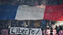 Suporter Palermo membentangkan bendera Prancis saat laga lanjutan Liga Italia Serie A  di Stadion Renzo Barbera, Palermo, Senin (30/11/2015) dini hari WIB .  (AFP Photo/Gabriel Bouys)