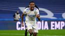 Eder Militao. Bek tengah Brasil ini didatangkan Real Madrid dari FC Porto pada awal musim 2019/2020 saat berusia 21 tahun dengan nilai transfer 50 juta euro atau setara Rp782,7 miliar. Sesuai harapan, ia mampu menggantikan posisi Sergio Ramos dan Raphael Varane yang pergi di awal musim 2021/2022 lalu. Musim 2021/2022 lalu ia total tampil dalam 50 laga di semua ajang dengan torehan 2 gol dan 3 assist dan sukses mempersembahkan gelar Liga Spanyol dan Liga Champions. (AFP/Pierre-Philippe Marcou)