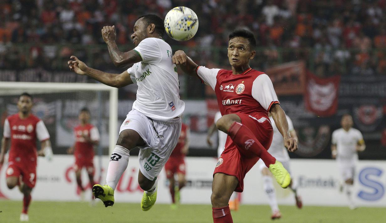 Gelandang Kalteng Putra, Ferinando Pahabol, berebut bola dengan bek Persija Jakarta, Dany Saputra, pada laga perempat final Piala Presiden 2019 di Stadion Patriot, Bekasi, Kamis (28/3). Persija kalah adu penalti dari Kalteng. (Bola.com/Yoppy Renato)