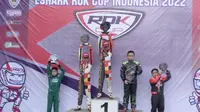 Risyad Sammy Hilabi (tengah) dan kembarannya Rasyad di podium satu dan dua kejurnas Gokart Eshark Rok Cup (istimewa)