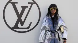 Naomi Campbell berpose saat menghadiri koleksi busana Louis Vuitton Spring/Summer 2023 yang dipresentasikan selama Paris Fashion Week di Paris pada Selasa, 4 Oktober 2022. Supermodel ini menarik perhatian dalam balutan mantel metalik dan kacamata hitam besar.  (AP Photo/Francois Mori)