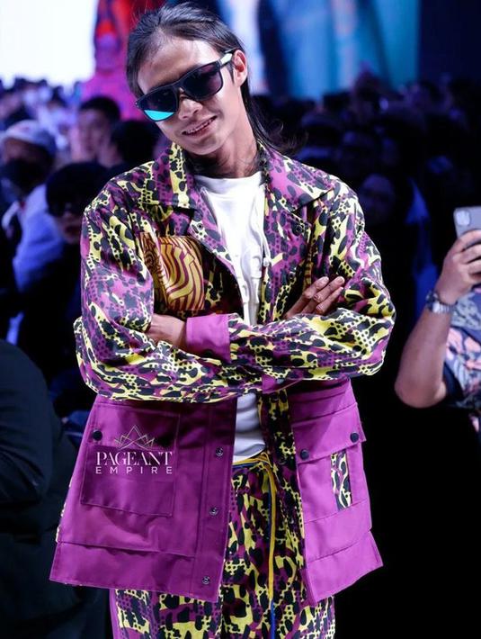 Melihat Bonge di ajang fashion show resmi, tak sedikit netizen yang mengapresiasi. Bonge selangkah ke depan menggeluti dunia modelling. (Liputan6.com/IG/@rand.photograph).