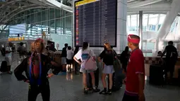 Sejumlah penerbangan dari Bandara Internasional Ngurah Rai, Denpasar, Bali dibatalkan setelah gunung berapi Lewotobi Laki-Laki kembali erupsi dan melontarkan kolom abu setinggi ribuan meter. (SONNY TUMBELAKA/AFP)