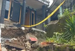 Bencana pergerakan tanah yang dipicu peningkatan intensitas hujan sejak Rabu, 4 Maret 2026 di Sukabumi mengakibatkan kerusakan masif. (Liputan6.com/Fira Syahrin)