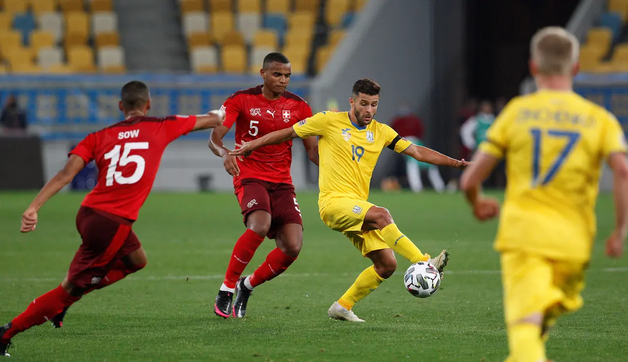 Penyerang Ukraina, Junior Moraes, berusaha melewati pemain Swiss pada laga Nations League di Stadion Arena Lviv, Jumat (4/9/2020) dini hari WIB. Ukraina menang 2-1 atas Swiss. (AFP/Anatolii Stepanov)