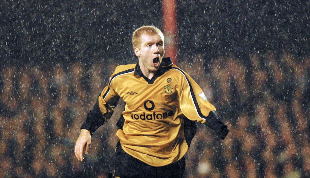 4. Paul Scholes - Gelandang lulusan Class of '92 Akademi MU ini meraih 25 gelar juara bersama Setan Merah dalam 20 musim. Sejak musim 1995/1996 dirinya sudah menjadi pemain inti di skuat Sir Alex Ferguson meski usianya masih saat muda.