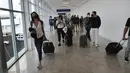 Para turis tiba di Bandara Cancun sebelum kedatangan Badai Grace, di Meksiko, Rabu (18/8/2021). Badai tropis Grace yang menguat menjadi badai pada 18 Agustus 2021 meluncur ke arah pantai Karibia, Meksiko dan mengancam akan membawa hujan lebat, banjir bandang dan gelombang besar. (AP/Marco Ugarte)