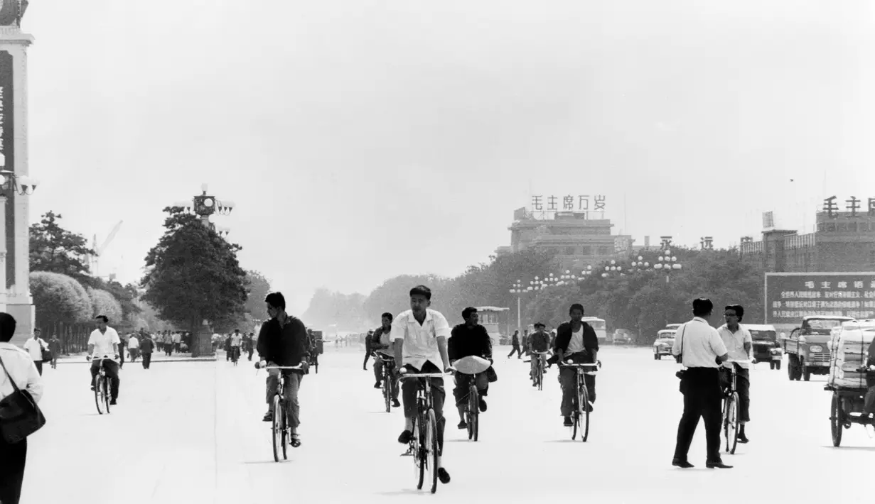 Orang-orang bersepeda di kota Tiongkok di Beijing pada 23 Juli 1973. (PANA PHOTO/AFP)