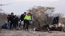 Polisi memeriksa puing-puing pesawat yang jatuh saat penerbangan wisata yang membawa turis di atas Garis Nazca di Peru, Sabtu, 1 Agustus 2026. (Foto AP/Genry Bautista)