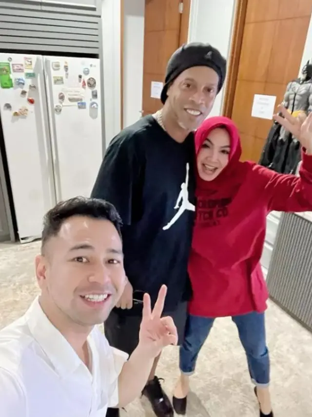 Ronaldinho berfoto dengan Rieta Amilia, ibunda Nagita Slavina (https://www.instagram.com/p/CfPaITnvx3a/)