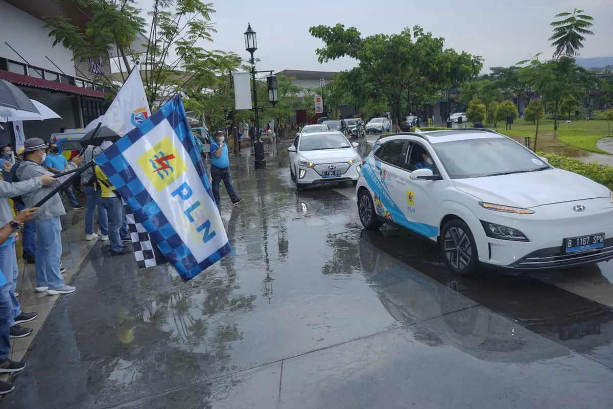 PT PLN (Persero) melakukan uji jalan mobil listrik untuk membuktikan penghematan yang bisa didapat masyarakat. Ternyata memakai mobil listrik selain penuh hemat juga tidak bising. (Dok PLN)