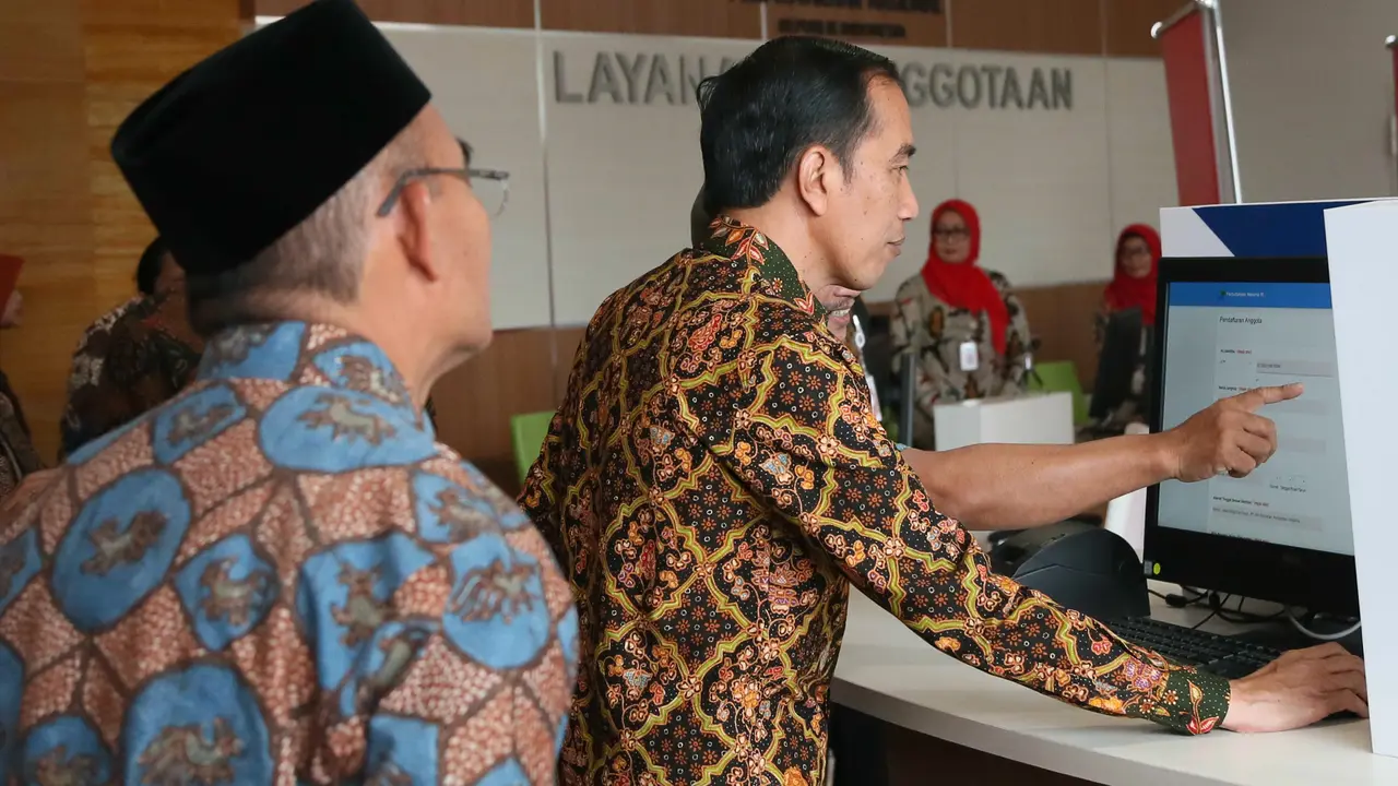 Jokowi Saat Daftar Jadi Anggota Perpustakaan