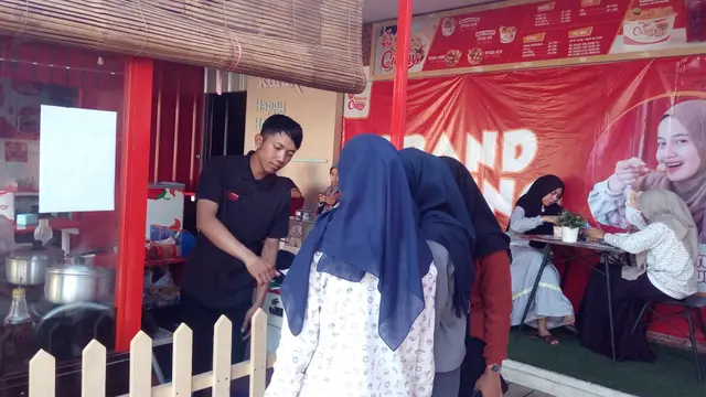 Beberapa pengunjung tengah mengantri di gerai baru Warung baso Aci Ciomy, Jalan Otista Tarogong Garut, Jawa Barat