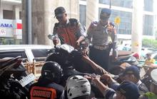 Petugas Gabungan Gencarkan Penertiban Parkir Liar Jakarta Selatan, Belasan Motor Diangkut