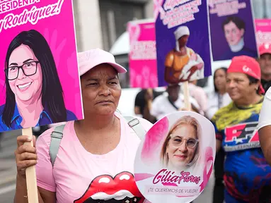 Seorang perempuan memegang poster bergambar mantan Ibu Negara Venezuela, Cilia Flores, saat mengikuti pawai yang diselenggarakan pemerintah untuk meningkatkan kesadaran tentang kanker payudara dalam rangka Bulan Peduli Kanker Payudara di Caracas, Venezuela, Kamis (22/10/2026). (AP Photo/Pedro Mattey)