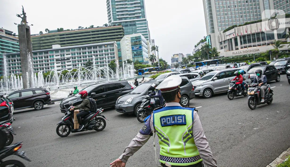 Polisi mengatur kemacetan lalu lintas di Jalan MH Thamrin, Jakarta, Kamis (15/4/2021). Penumpukan kendaraan pada jam menjelang buka puasa menyebabkan terjadinya kemacetan di sejumlah ruas jalan di Ibu Kota. (Liputan6.com/Faizal Fanani)