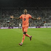 Marcus Rashford dari Barcelona merayakan gol kedua bagi timnya dalam laga pembuka Liga Champions antara Newcastle dan Barcelona di Newcastle, Inggris, Jumay (19/9/2025) dini hari WIB. (AP/Jon Super)