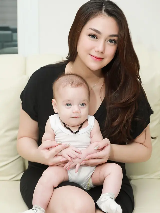 Potret 6 Anak Artis Bermata Indah Ini Sukses Bikin Gemas