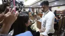 Saat mendekam di penjara, pada 2025, lagi-lagi, Ammar Zoni terjerat kasus penyalahgunaan narkotika. Kali ini, Ammar Zoni diduga terlibat dalam peredaran narkoba di Rumah Tahanan (Rutan) Salemba. Tampak dalam foto, terdakwa kasus peredaran narkotika di dalam Rumah Tahanan (Rutan) Salemba, Muhamad Ammar Akbar alias Ammar Zoni (kanan), usai mengikuti sidang pembacaan putusan di Pengadilan Negeri Jakarta Pusat, Kamis (23/4/2026). (Kapanlagi.com/Budy Santoso)
