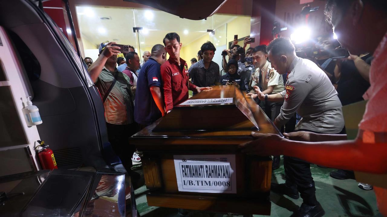 FOTO: Tangis Keluarga Iringi Penyerahan Jenasah  Korban Tabrakan Kereta Bekasi