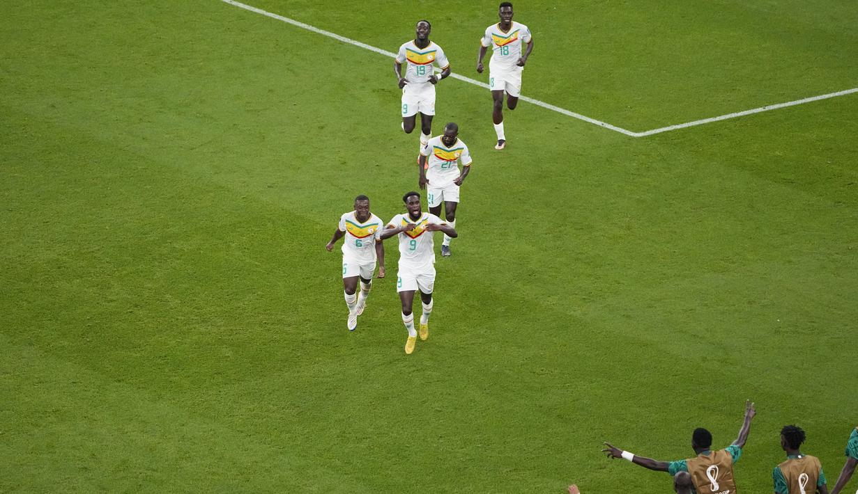 <p>Penyerang Senegal, Boulaye Dia berselebrasi dengan rekan setimnya setelah mencetak gol ke gawang Qatar pada pertandingan grup A Piala Dunia 2022 di Stadion Al Thumama di Doha, Qatar, Jumat (25/11/2022). Senegal menang atas tuan rumah Qatar dengan skor 3-1. (AP Photo/Ariel Schalit)</p>