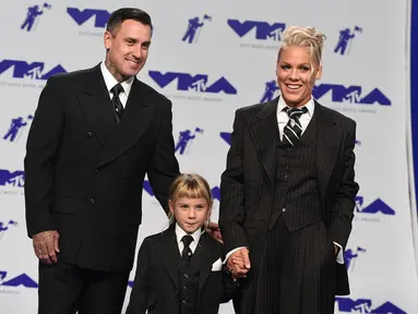 Pink bersama Carey Hart dan putri mereka, Willow menghadiri ajang MTV Video Music Awards (VMA) 2017 di California, Minggu (27/8). MTV VMA merupakan salah satu acara penghargaan musik yang paling dinanti selain Grammy Awards. (Jordan Strauss/Invision/AP)