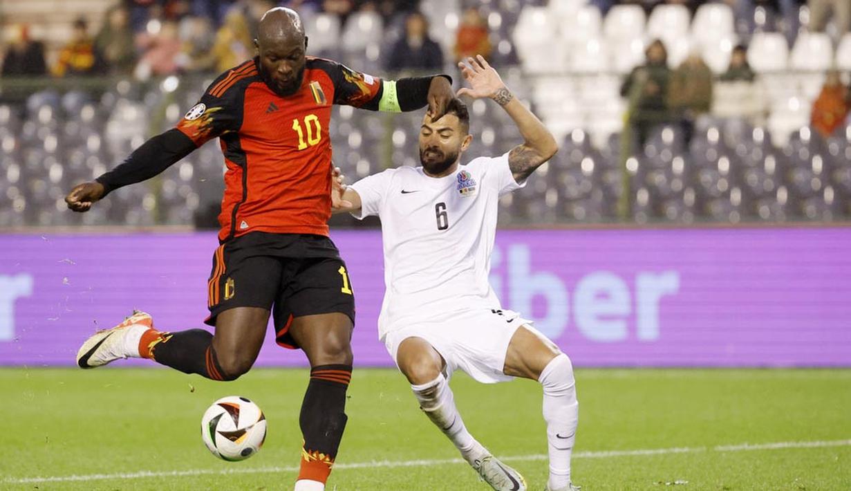 Pemain Belgia, Romelu Lukaku, mencetak gol ke gawang Azerbaijan pada laga kualifikasi Euro 2024 di Stadion King Baudouin, Senin (20/11/2023). Tambahan tiga poin membuat Belgia mengakhiri kualifikasi Euro 2024 dengan berada di puncak klasemen Grup F. Mereka meraup 20 poin dari delapan laga. (AP Photo/Geert Vanden Wijngaert)
