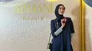 Turut hadir, model papan atas Indonesia, Paula Verhoeven. Ia tampil begitu anggun dengan busana modest wear berwarna navy blue.  [ Dok: Armani Beauty Indonesia ]