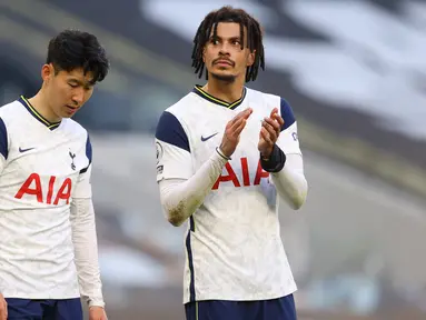 Ekspresi kecewa dua pemain Tottenham Hotspur, striker Son Heung-Min (kiri) dan gelandang Dele Alli usai dikalahkan Aston Villa 1-2 dalam laga lanjutan Liga Inggris 2020/2021 pekan ke-37 di Tottenham Hotspur Stadium, Rabu (19/5/2021). (AFP/Richard Heathcote/Pool)