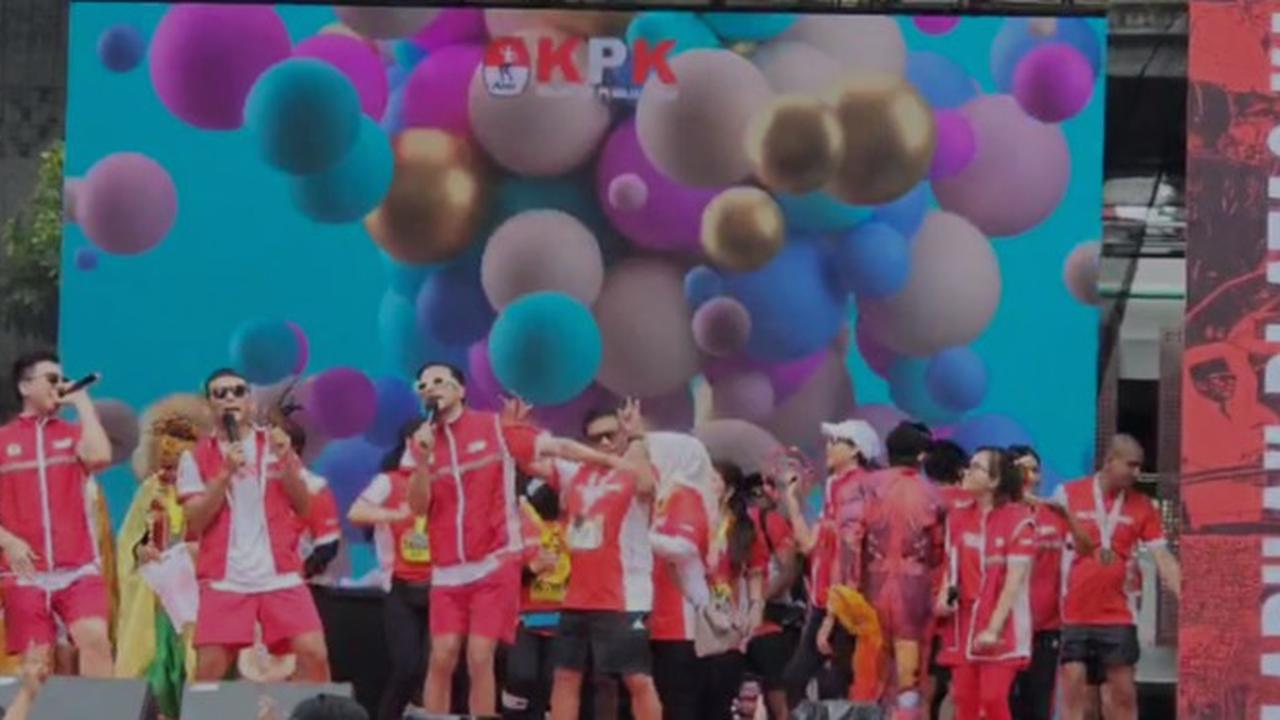Momen Sekjen PDIP Hasto Asyik Joget di Depan Logo 'KPK', MC: Gak Mau Pulang, Maunya Digoyang