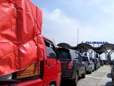 Sejumlah mobil mengantre untuk melintasi gerbang Tol Palimanan saat mudik natal, Jawa Barat, Sabtu (23/12). Memasuki libur panjang perayaan natal dan tahun baru, arus lalu lintas di gerbang tol Palimanan mulai padat. (Liputan6.com/ Gabriel Abdi Susanto)