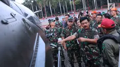 Panglima TNI, Marsekal TNI Hadi Tjahjanto saat meninjau salah satu helikopter TNI AD pada pameran Alat Utama Sistem Persenjataan TNI di Kawasan Monas, Jakarta, Kamis (27/9). Pameran ini bagian perayaan HUT TNI ke-73. (Liputan6.com/Helmi Fithriansyah)