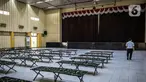 Suasana tempat karantina untuk pendatang tanpa SIKM di Gedung Auditorium Gelanggang Remaja Gambir, Jakarta, Rabu (27/5/2020). Pemkot Jakarta Pusat menyiapkan gedung tersebut sebagai tempat karantina bagi pendatang tanpa memiliki SIKM sesuai Pergub DKI 47/2020. (Liputan6.com/Faizal Fanani)