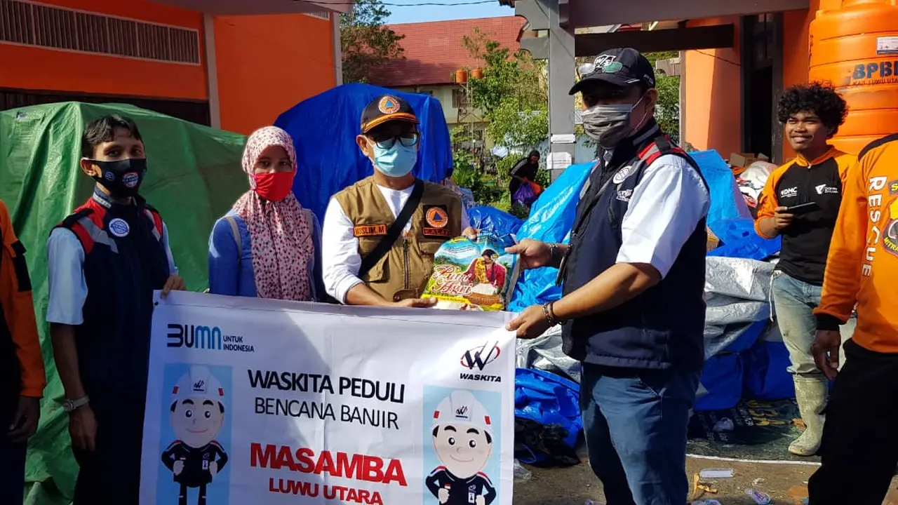 Pemberian bantuan PT Waskiyta Karya (Persero) kepada korban banjir bandang di Luwu Utara, Sulawesi Selatan