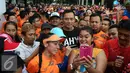 Calon Gubernur DKI Jakarta Agus Harimurti Yudhoyono berfoto selvie dengan warga Jakarta saat mengikuti kompetisi lari di CFD kawasan Senayan, Minggu (2/10). (Liputan6.com/Johan Tallo)