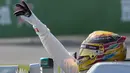 Lewis Hamilton mengangkat tangan menyapa fans setelah menjuarai ajang Formula One Canadian Grand Prix di Montreal, Canada, (11/6/2017). (Graham Hughes/The Canadian Press via AP)