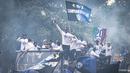 Inter Milan merayakan gelar Serie A ke-20, Minggu (28/4/2024). Para pemain diarak menggunakan bus terbuka di Kota San Siro, Italia. (Marco Ottico/LaPresse via AP)