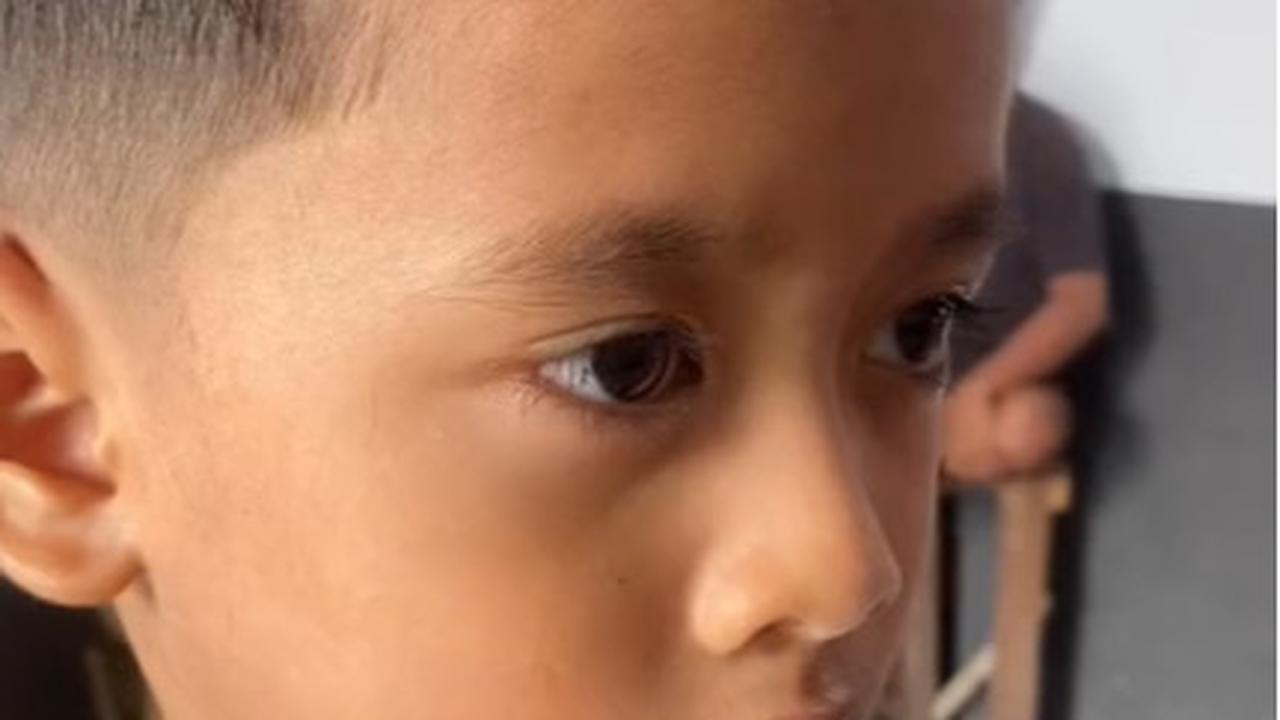 Momen Wanita Antarkan Pangkas Ponakannya yang Gondrong, Perubahannya Bikin Pangling