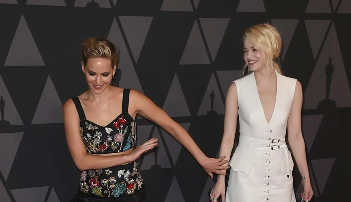 Jennifer Lawrence dan Emma Stone memang belakangan sering tampil konyol berdua. (Entertainment Tonight)