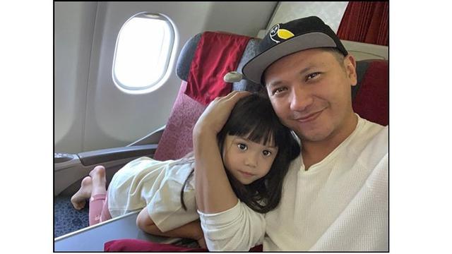 Potret Gading Marten dan Gempi saat terbang menuju Pulau Dewata, keduanya kompak mengenakan baju putih.