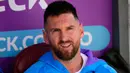 Kendati namanya tidak tertera dalam daftar susunan pemain, Messi tetap duduk bersama jejeran pemain cadangan Argentina. (AP Photo/Juan Karita)