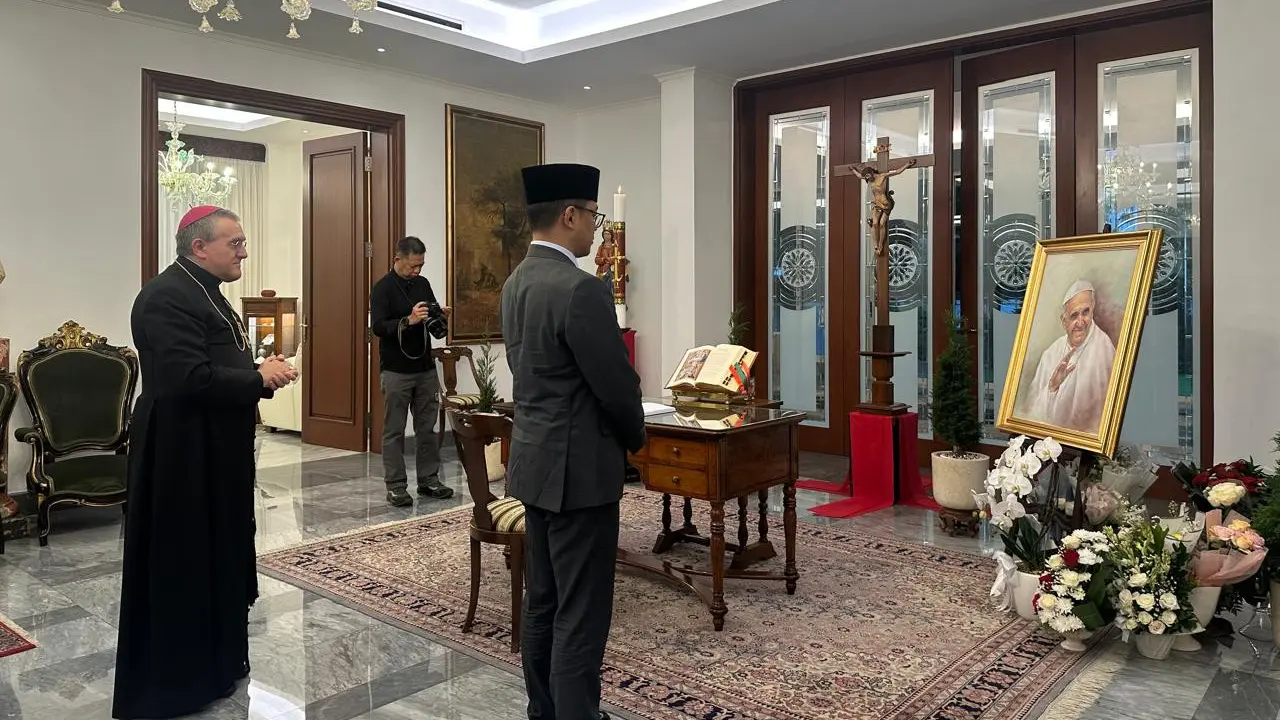 Menteri Luar Negeri RI Sugiono mengunjungi Kedutaan Besar Vatikan di Jakarta, Selasa (22/4/2025) untuk mengucapkan bela sungkawa atas meninggalnya Paus Fransiskus. (Liputan6.com/Benedikta Miranti)