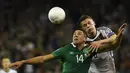 Pemain Jerman Emre Can (kiri) berusaha menyundul bola dari pemain Republik Irlandia David McGoldrick  pada Kualifikasi Piala Eropa 2016 Grup D, di Sation Aviva, Dublin, Kamis (8/10/2015). Jerman menyerah 0-1. (AFP Photo / Tobias Schwarz)