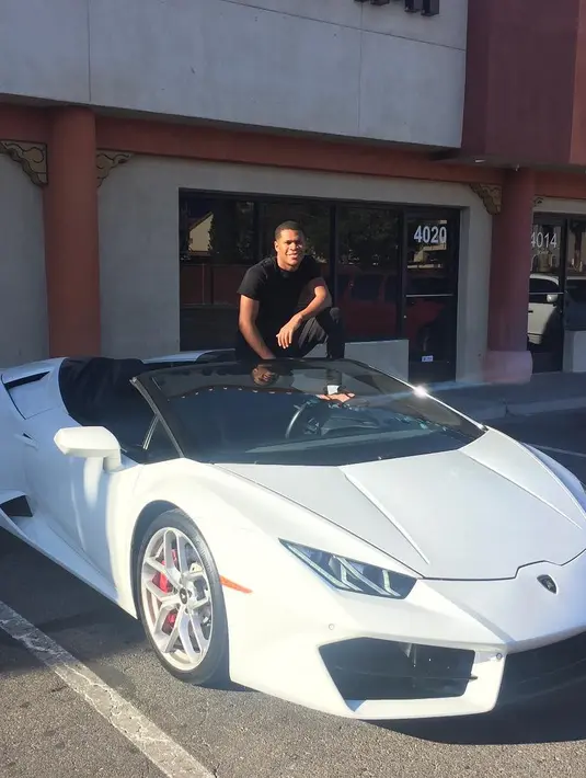 Tak hanya itu, Blac Chyna bahkan mengizinkan pria tersebut mengendarai mobil Ferrari yang dibelikan Rob Kardashian untuknya. (instagram/realdevinhaney)