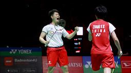 Usai interval, Liu Sheng Shu/Zhang Shu Xian sempat memimpin hingga 6 poin saat kedudukan 14-8. Namun perlahan Yuki Fukushima/Sayaka Hirota mampu balik menekan hingga mampu memaksakan angka imbang 20-20. Liu Sheng Shu/Zhang Shu Xian kembali fokus dalam perebutan dua poin terakhir untuk merebut game pertama 22-20. (Bola.com/M Iqbal Ichsan)