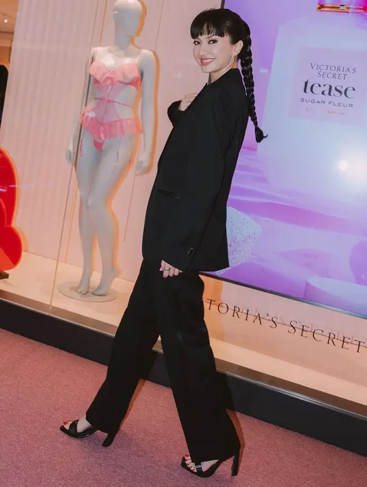 Setelan pakaian hitam identik dengan citra elegan dan profesional. Gaya Raline Shah dengan blazer dan loose pants ini bisa jadi pilihan. [Instagram].