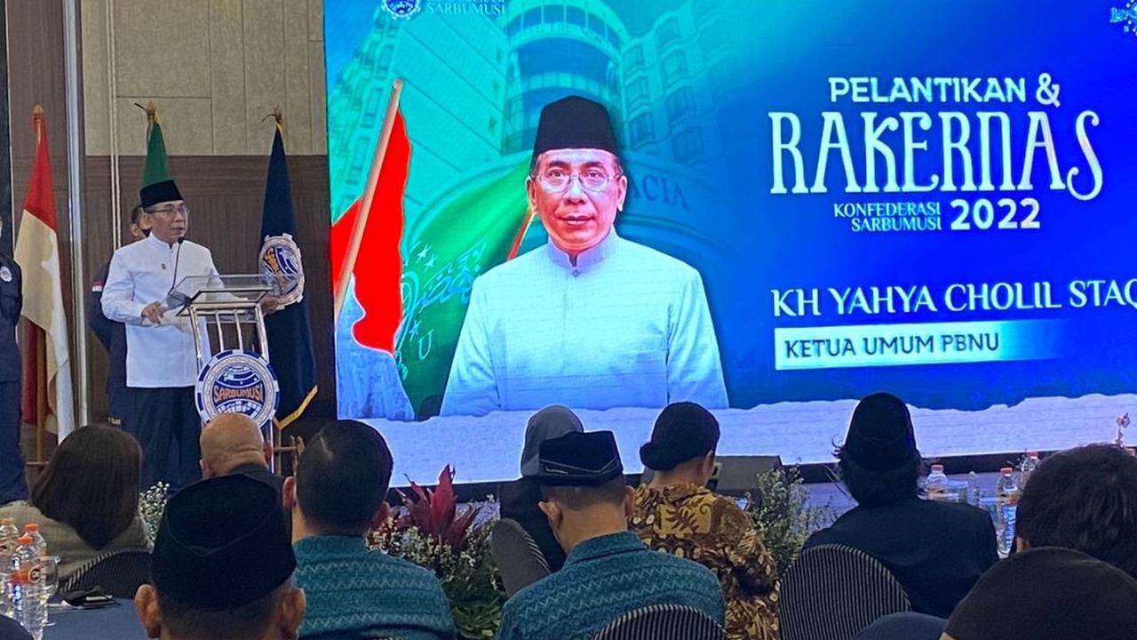 Gus Yahya menegaskan NU tidak boleh dikait-kaitkan dengan kegiatan politik. Dia menyampaikan pengurus diperbolehkan memberikan dukungan politik, namun harus atas nama pribadi.&nbsp;
