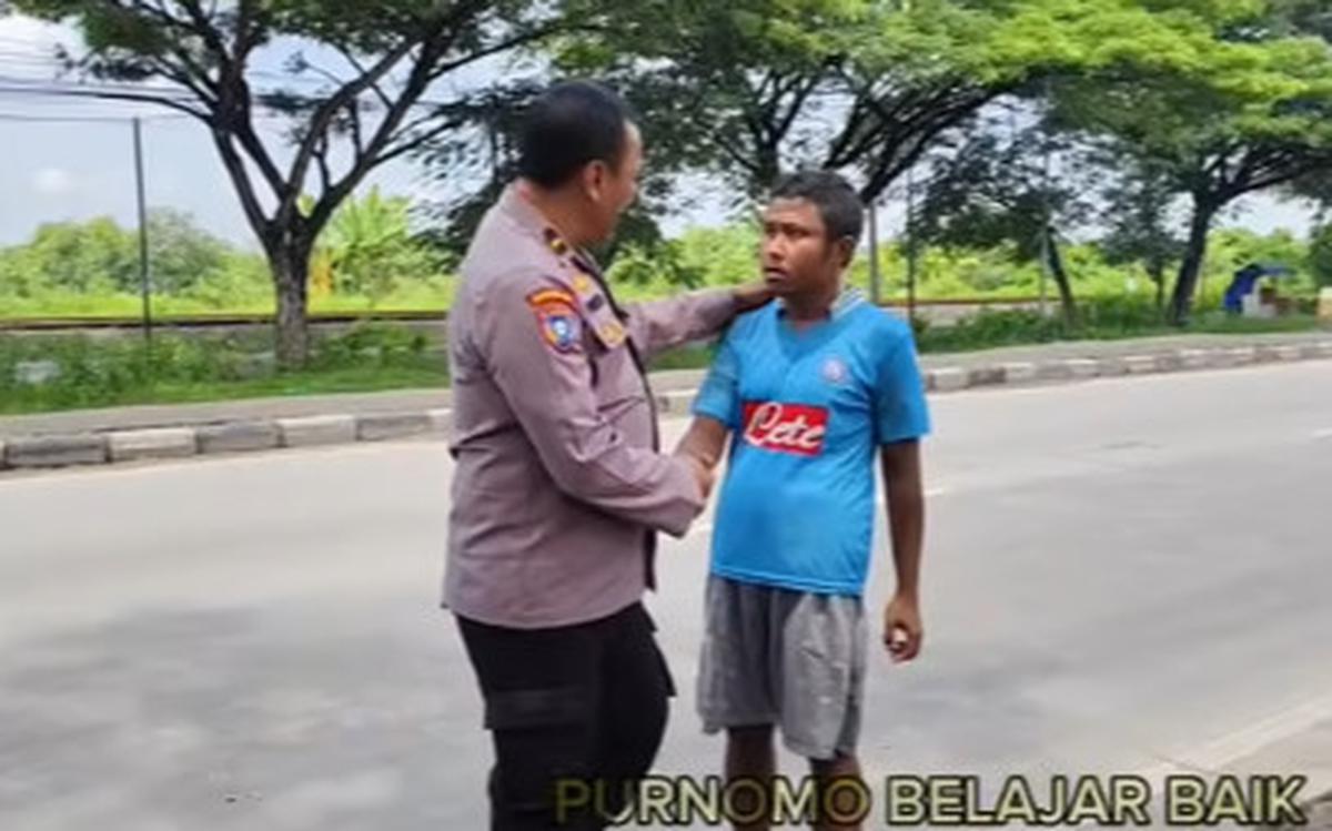 Polisi Baik, Ipda Purnomo Bantu Pria yang Terlantar di Jalan sampai Badannya Dimandikan